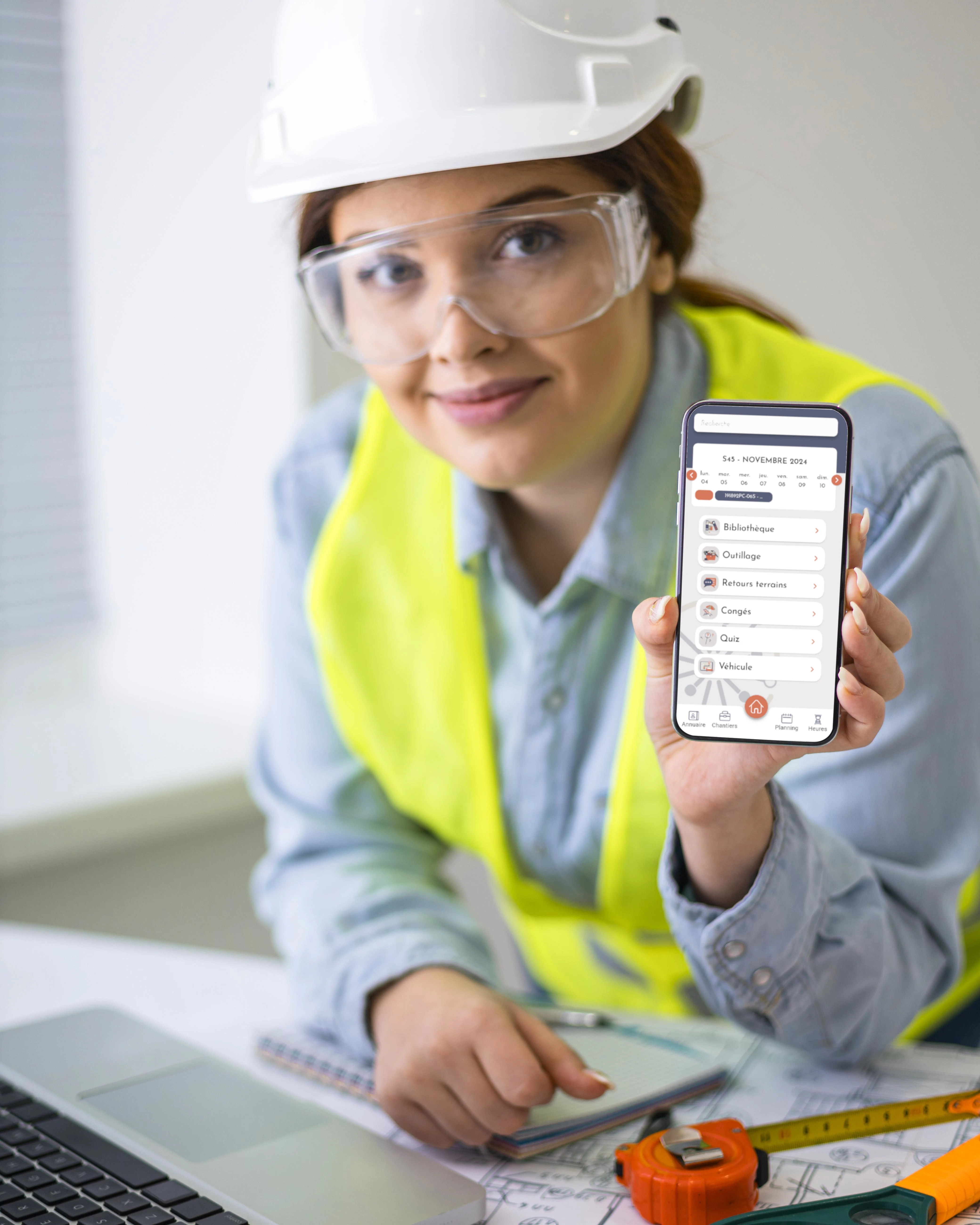 Femme de chantier avec téléphone dans la main sur appli Silzéo